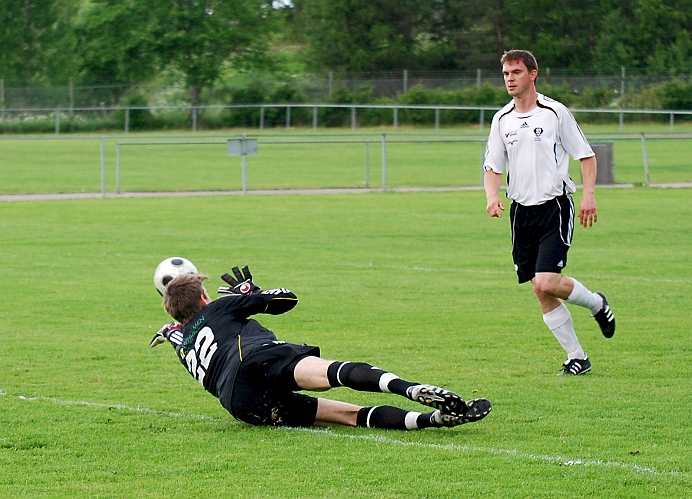2010_0610_09.JPG - BK30 målvakten gör en bra räddning på ett skott från kanten