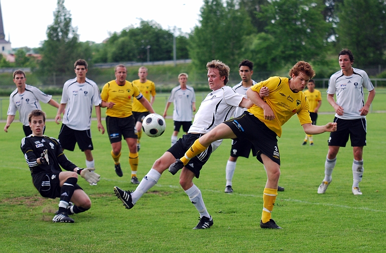 2010_0610_11.JPG - Oskar Ekstrand är framme på en hörna men bollen går utanför målet