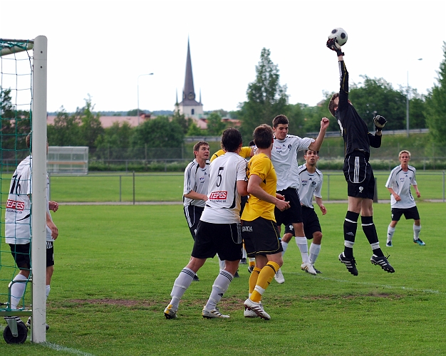 2010_0610_12.JPG - BK30 målvakten är går upp mot bollen på en hörna