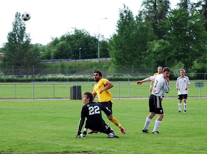 2010_0610_14.JPG - . . . . BK30 målvakten går ut och blir träffad av bollen . . . .