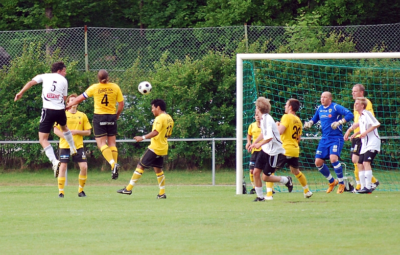 2010_0610_18.JPG - Södraförsvaret får undan bollen efter en BK30 hörna