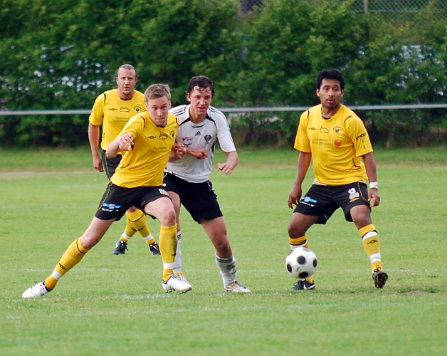 2010_0610_19.JPG - Samuel Hultqvist trycker undan BK30 spelaren