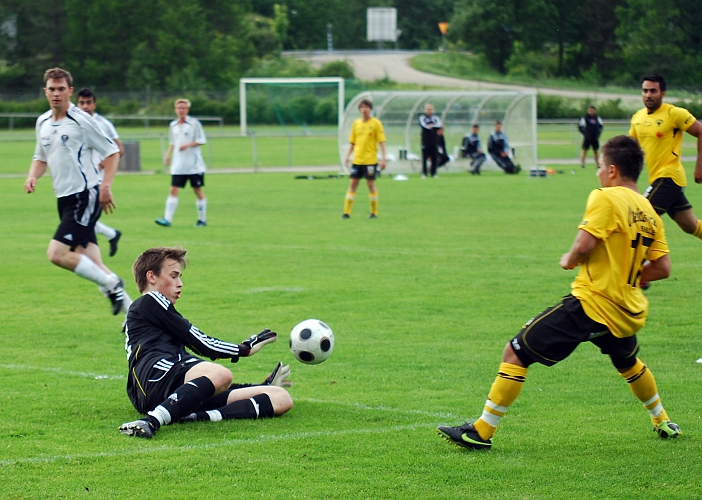 2010_0610_20.JPG - Bewar Mohammad i ett bra läge men målvakten gör en bra räddning