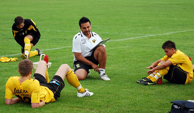 2010_0610_22.JPG - Victor Huerta ger lite instruktioner vid pausvilan