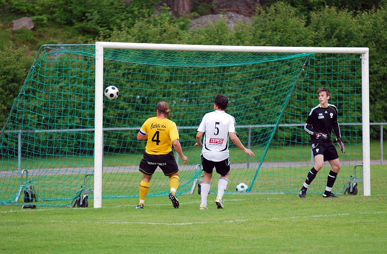 2010_0610_24.JPG - Jonas Hammarlund slår in en frispark från kanten och bollen går via stolpen . . . .
