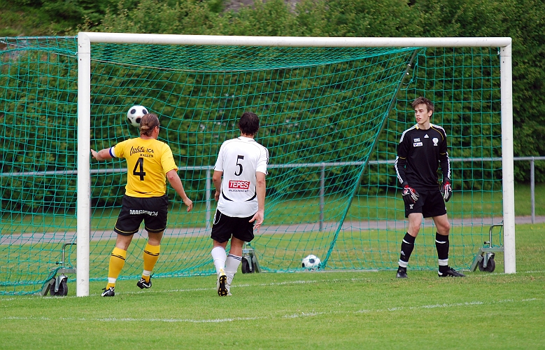 2010_0610_25.JPG - . . . .  in i mål, 2-1 till Södra