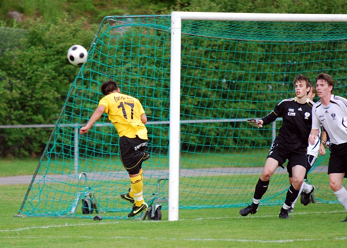 2010_0610_27.JPG - Bewar Mohammad nickar efter en hörna, men bollen går utanför målet