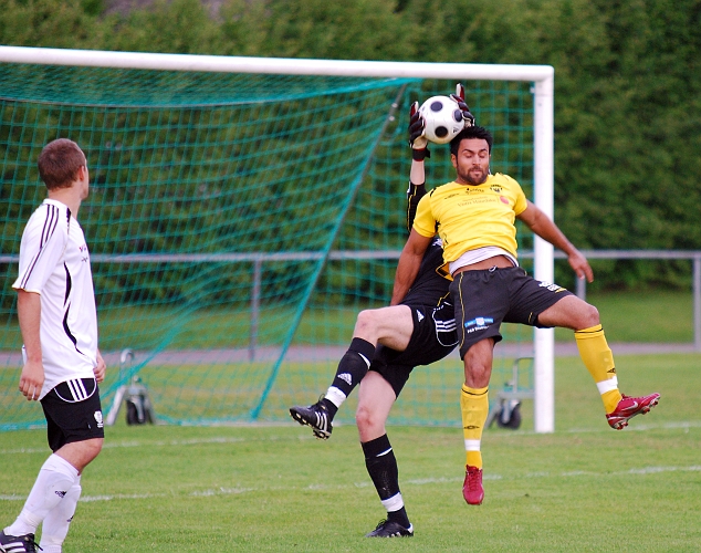 2010_0610_28.JPG - BK30 målvakten tar bollen i duell med Arton Bekaj
