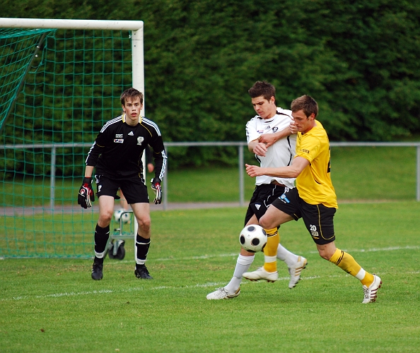 2010_0610_30.JPG - Dennis Jansson i närkamp med BK30 försvarare