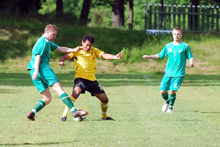 2010_0613_03.JPG - Jonas Hammarlund vinner en närkamp på mittfältet