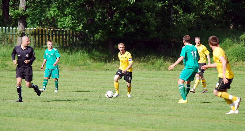 2010_0613_06.JPG - Mikael Wiker söker Dennis Jansson för en passning