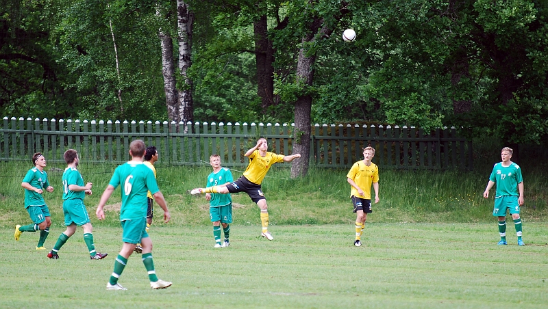 2010_0613_09.JPG - Gustav Gustavsson nickar undan ett långt uppspel
