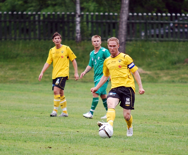 2010_0613_14.JPG - Mikael Wiker spelar upp bollen mot forwards