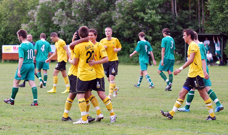 2010_0613_20.JPG - Jonas Hammarlund klappas om efter målet