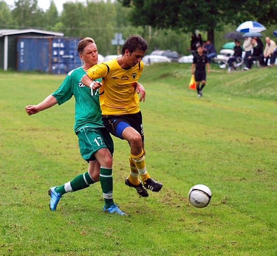 2010_0613_30.JPG - Rio Babovic blir hårt tagen i ryggen men får bara inkast