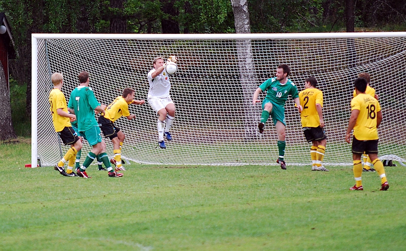 2010_0613_33.JPG - Fredrik Hagström boxar undan bollen