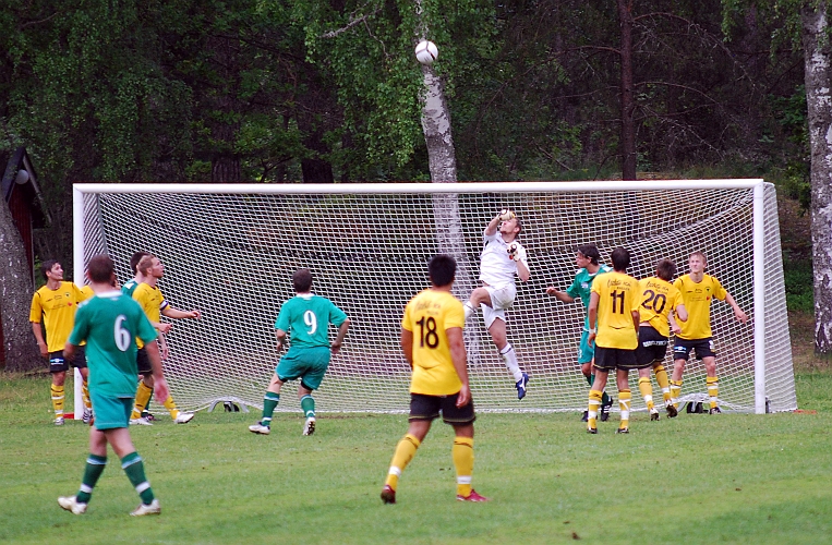 2010_0613_34.JPG - Fredrik Hagström boxar undan bollen ytterligare en gång