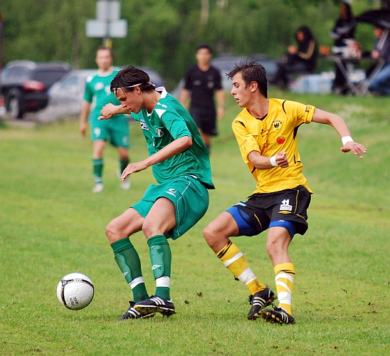 2010_0613_35.JPG - Irstabacken bryter in framför Rio Babovic och tar kontroll på bollen
