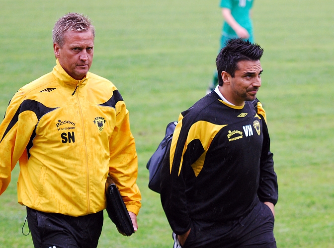 2010_0613_40.JPG - 2 tränare som borde vara ganska nöjda efter matchen
