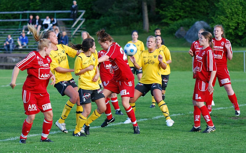 2010_0615_08.JPG - Trångt framför målet vid hörna för Södra