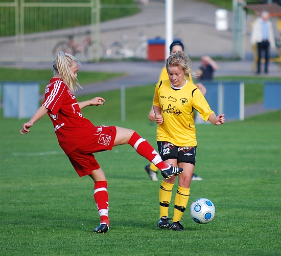 2010_0615_09.JPG - Amanda Hill i kamp om bollen med en Weforsspelare