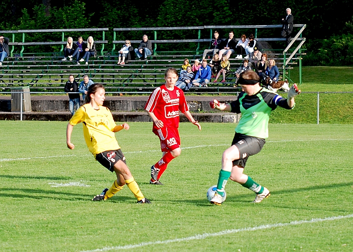 2010_0615_16.JPG - Wefors målvakt räddar Betty Blixt's avslut, men på returen . . . .