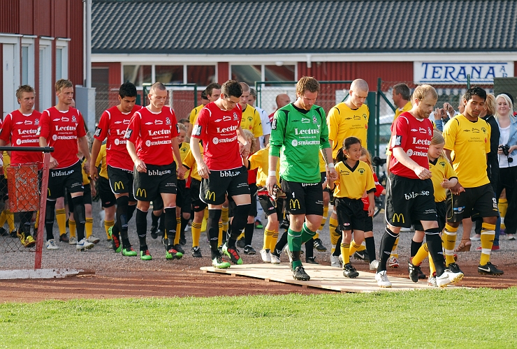 2010_0616_01.JPG - De bägge lagen är på väg in på arenan