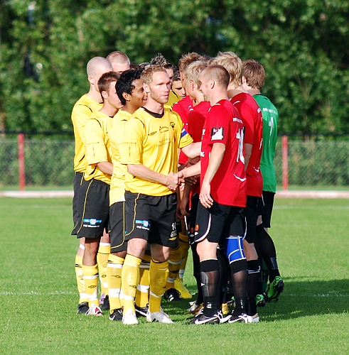 2010_0616_04.JPG - Spelarna hälsar på varandra, närmast är det Mikael Wiker och Rauli Pakanen
