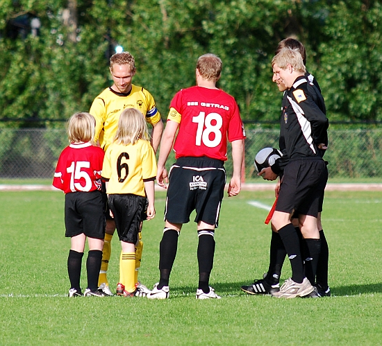 2010_0616_05.JPG - Lottning av Sida och Boll utfördes av 2st maskottar