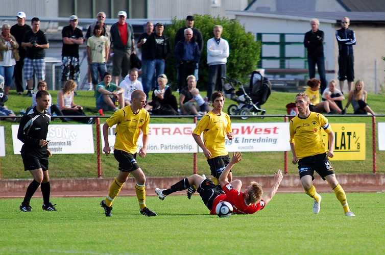 2010_0616_06.JPG - Södra's mittfältsspelare tog tag i matchen direkt från start