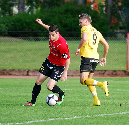 2010_0616_07.JPG - Kungsör's Gustavo Oliveira hinner precis före Miralem Malic och tar hand om bollen