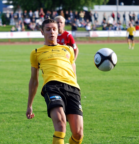 2010_0616_08.JPG - Miralem Malic hinner inte ta in bollen innan den är över sidlinjen