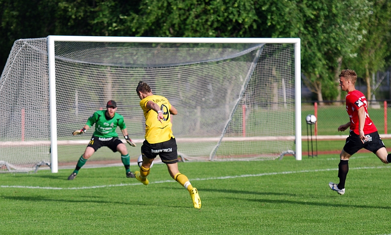 2010_0616_09.JPG - Miralem Malic får första läget men avslutet blev inte så bra