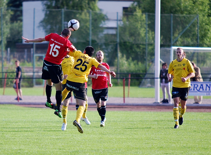 2010_0616_10.JPG - Kungsör's Paolo Soster når högst i luftduellen med Mergim Bekaj