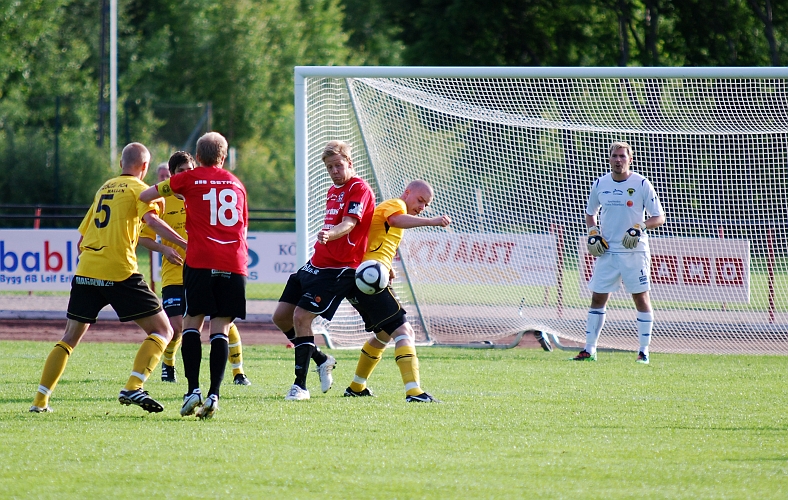 2010_0616_11.JPG - gustav Gustavsson och Mattias Bergdahl i kamp om bollen