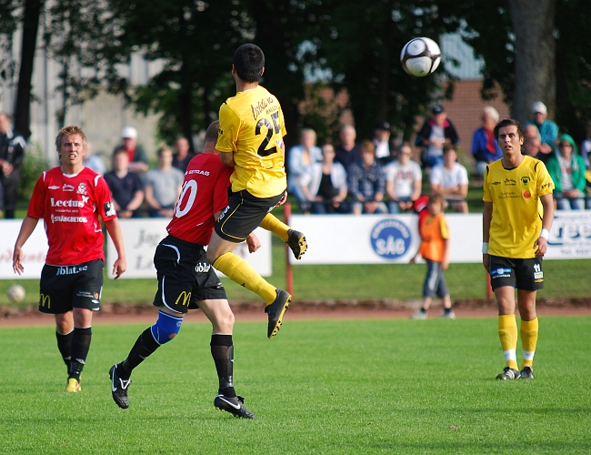 2010_0616_12.JPG - Mergim Bekaj och Rauli Pakanen i nickduell på mitten