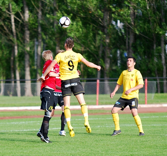 2010_0616_14.JPG - Miralem Malic försöker att nicka fram bollen till Mergim Bekaj