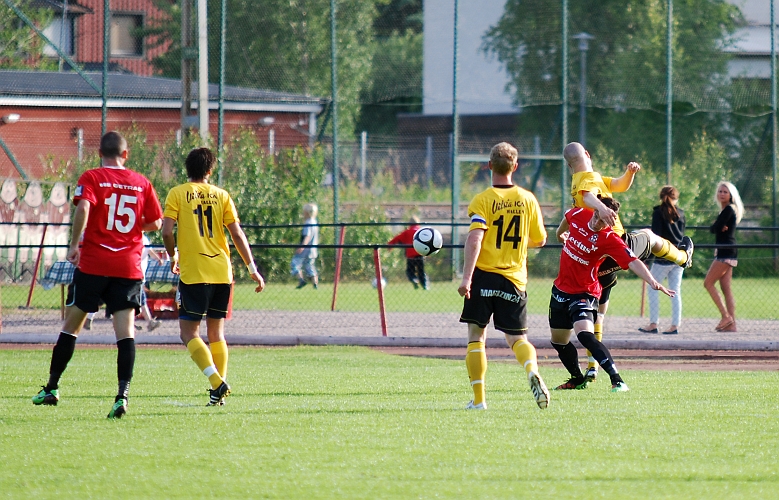 2010_0616_18.JPG - Gustav Gustavsson spelar undan bollen, hårt attackerad i ryggen
