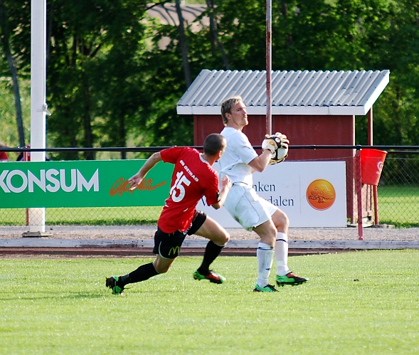 2010_0616_22.JPG - Fredrik Hagström är långt ute i straffområdet och plockar in bollen
