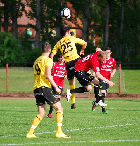 2010_0616_25.JPG - . . . . Mergim Bekaj vinner nästa nickduell och bollen rullar till Filip Stjernfeldt som gör 1-0 till Södra