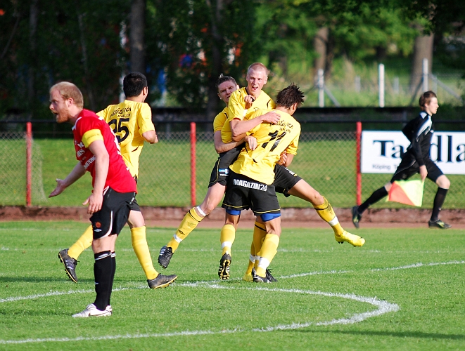 2010_0616_27.JPG - Målskytten Filip Stjernfeldt jublar efter målet och grattas av lagkamrater