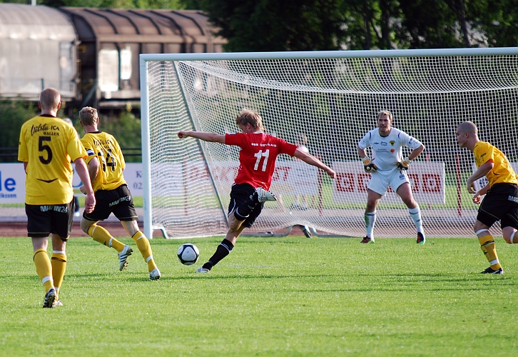 2010_0616_28.JPG - Kungsör's Mattias Bergdahl gårr för ett avslut mot Södramålet