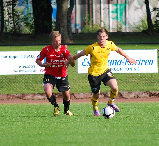 2010_0616_30.JPG - Dennis Jansson rycker sig loss från uppvaktningen av Kungsörsspelaren