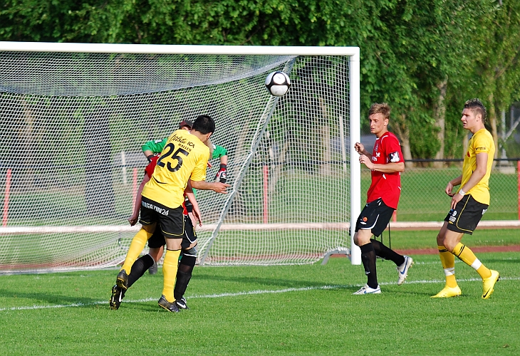 2010_0616_31.JPG - Mergim Bekaj nickar bollen strax utanför stolpen