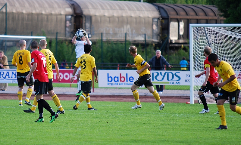 2010_0616_33.JPG - Fredrik Hagström klistrar bollen i händerna