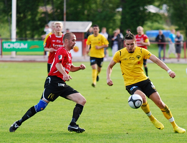 2010_0616_34.JPG - Miralem Malic rycker iväg med bollen längs sidlinjen