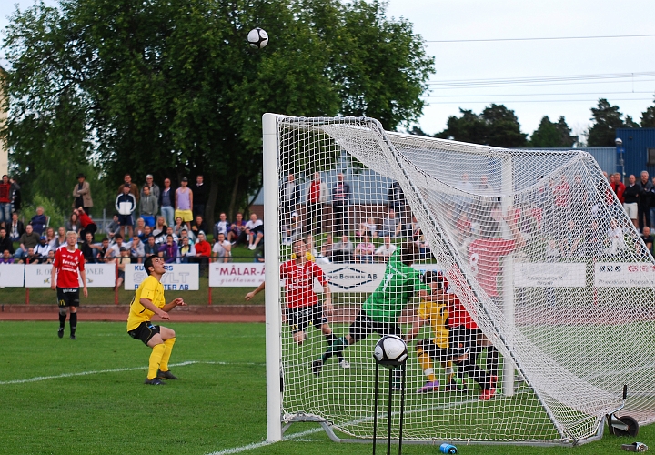 2010_0616_36.JPG - Mergim Bekaj siktar in sig på bollen efter en målvaktsretur . . . .