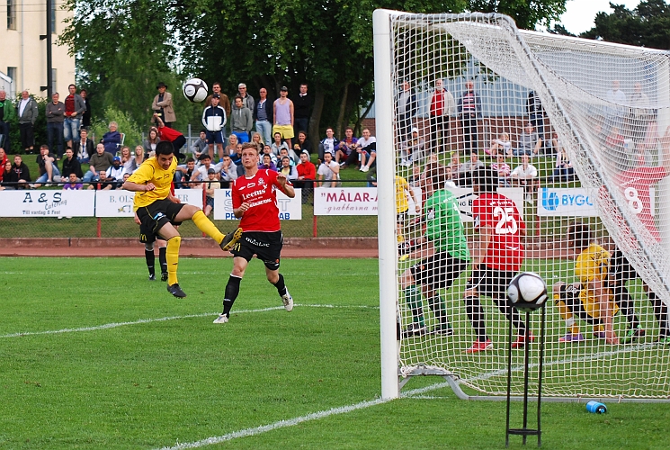 2010_0616_37.JPG - . . . . men nicken blir inte hårdare än att Kungsörsförsvaret får undan bollen