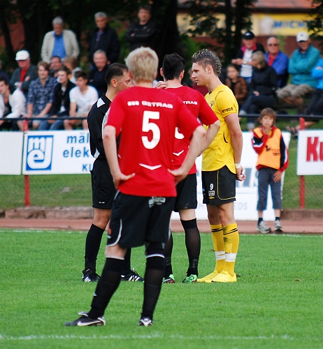 2010_0616_38.JPG - Miralem Malic och Gustavo Oliveira får varsin uppsträckning av domaren