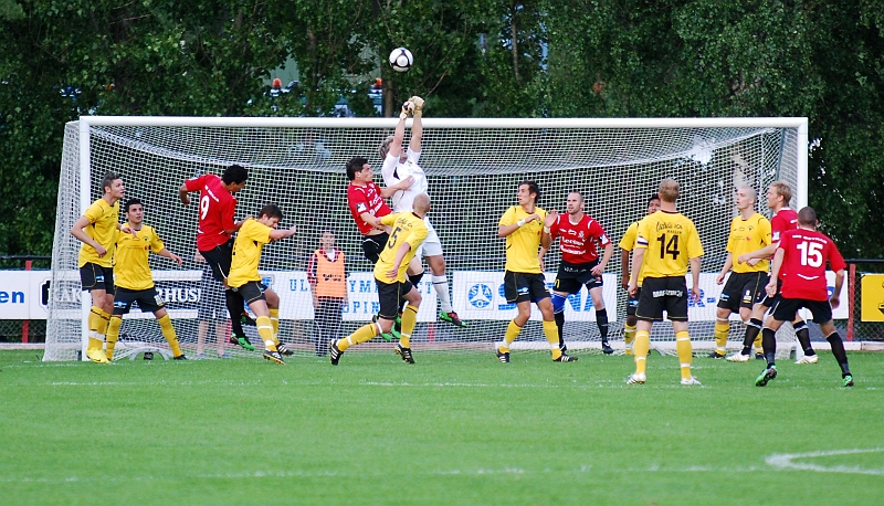 2010_0616_39.JPG - Fredrik Hagström boxar undan bollen efter en hörna